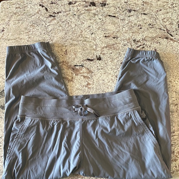 Lululemon Crop Gray Pants SZ 8 - Picture 4 of 4